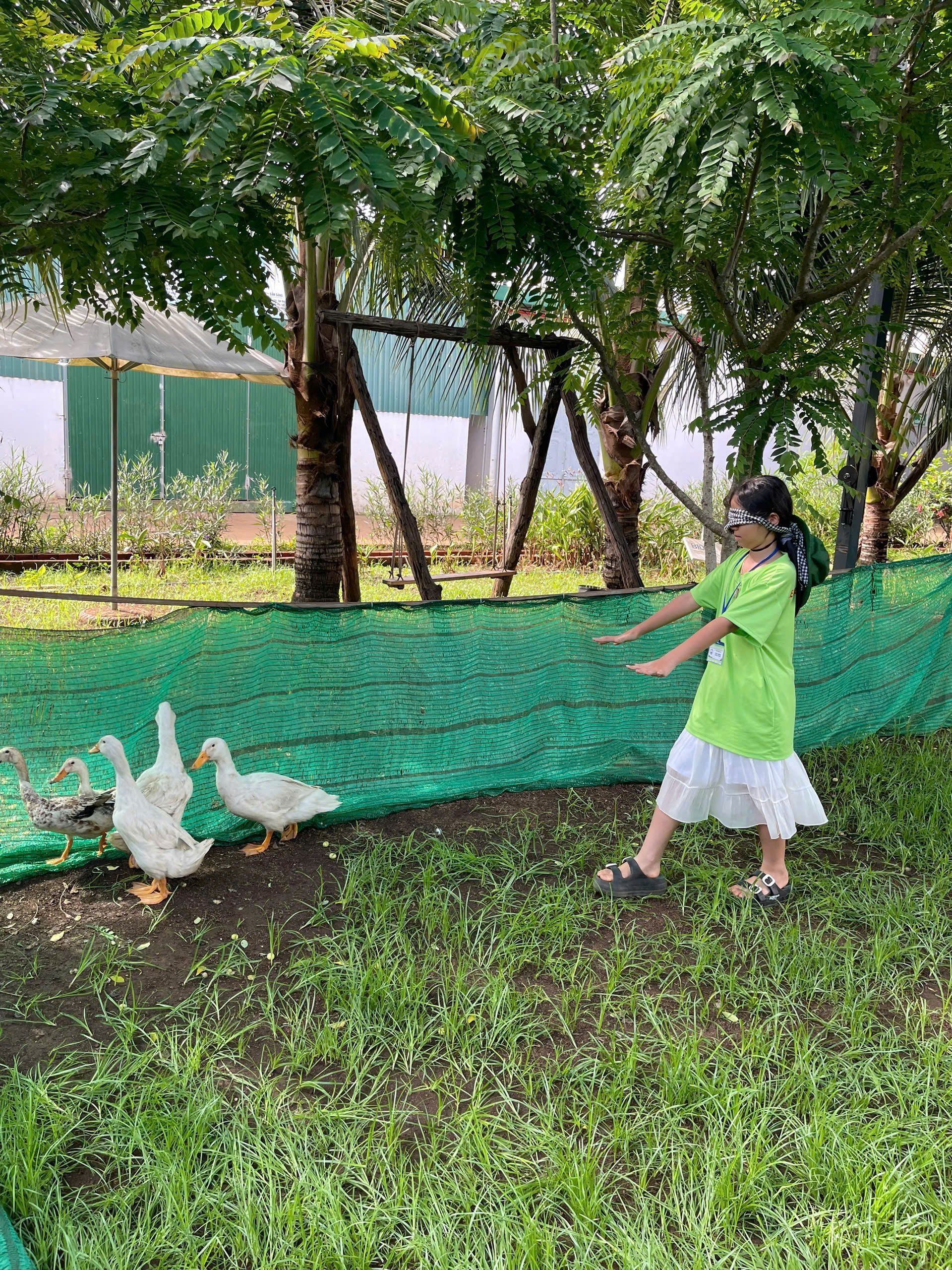 Bé tắm mưa nhân tạo